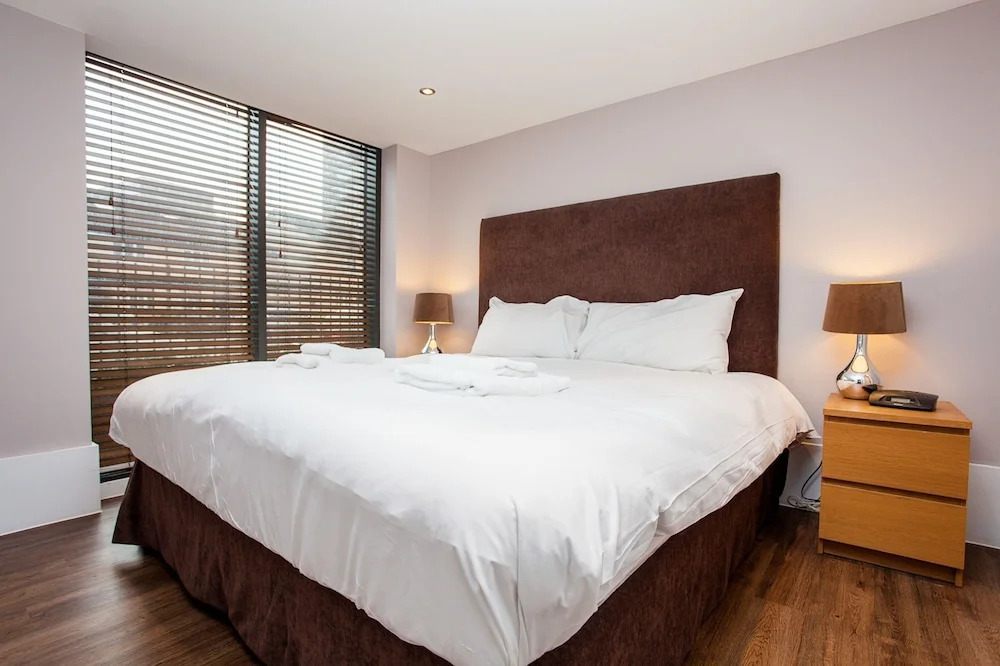 Contemporary 3 Bedroom Apartment In Battersea