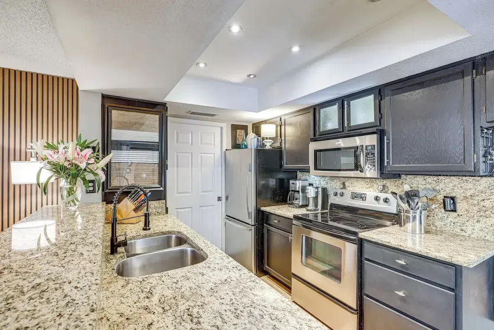 5 Mi to Hiking & Golf: Phoenix Gem w/ Pool Access