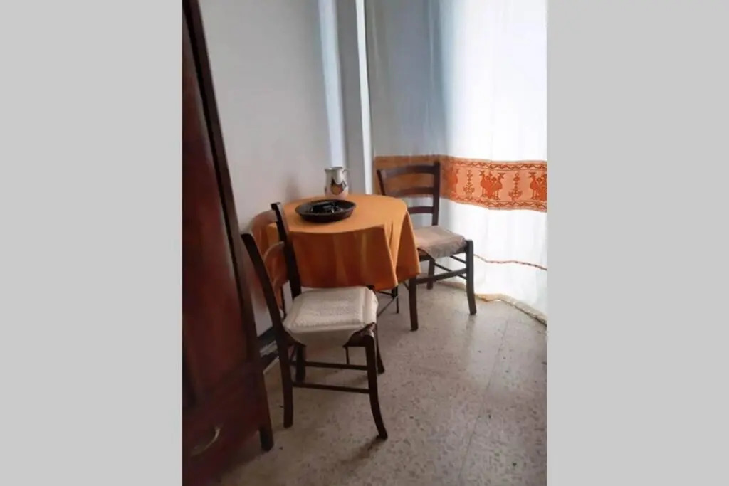 "Persiane blu" ampio appartamento in centro storico a Teulada