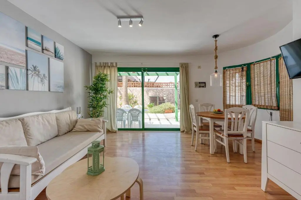Apartment with pool and terrace 1 min from the Beach