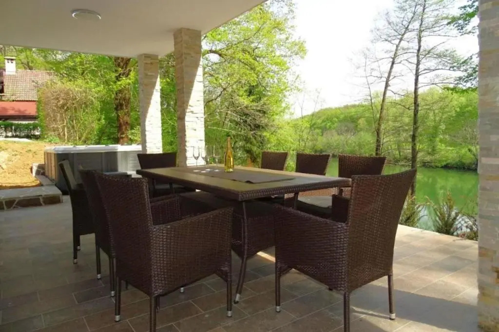 Kolpa Paradise Jacuzzi & Sauna - Happy Rentals