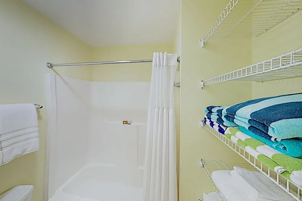New Listing! Gulf-front W/ Balcony & Pool 3 Bedroom Condo