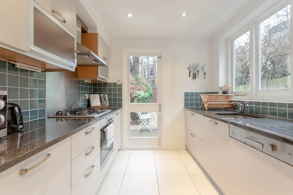 Bright Garden Flat in North London