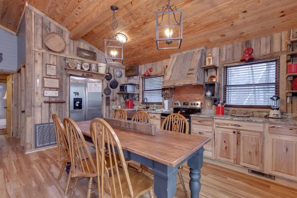 Swiss Bear Haus, 4 Bedrooms, Hot Tub, Pool Access, Sleeps 12