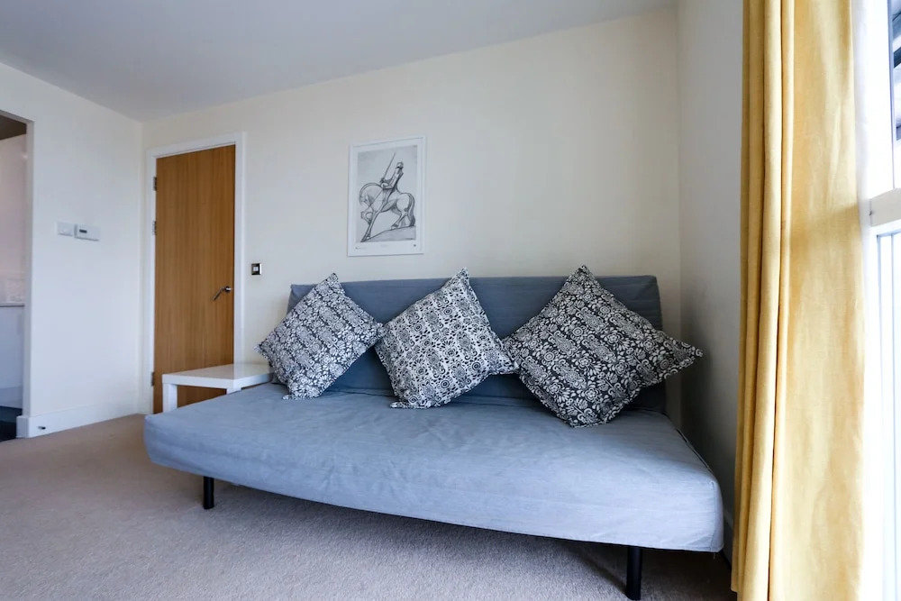 Mordern Top Floor Apartment with Free Parking