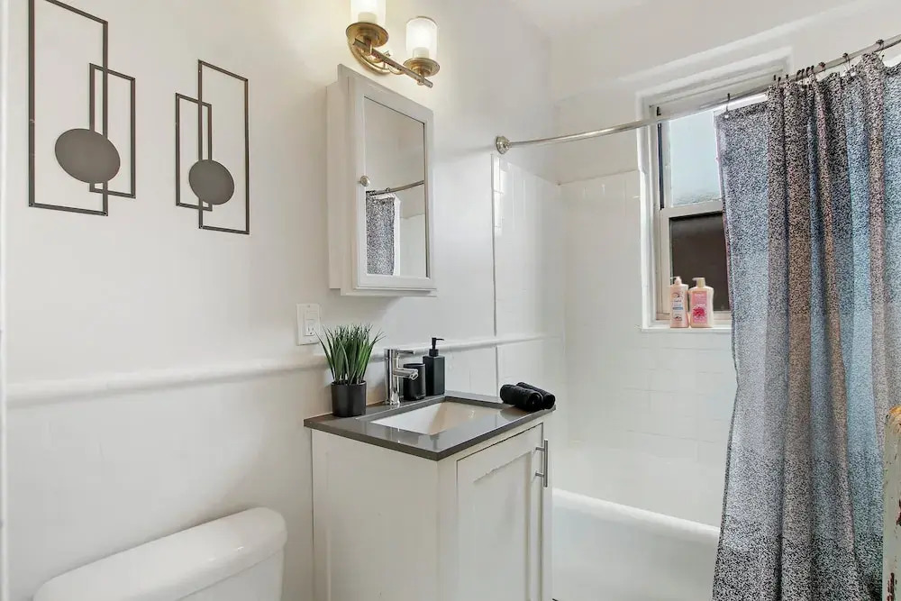 Sleek 2BR - Hyde Park 405