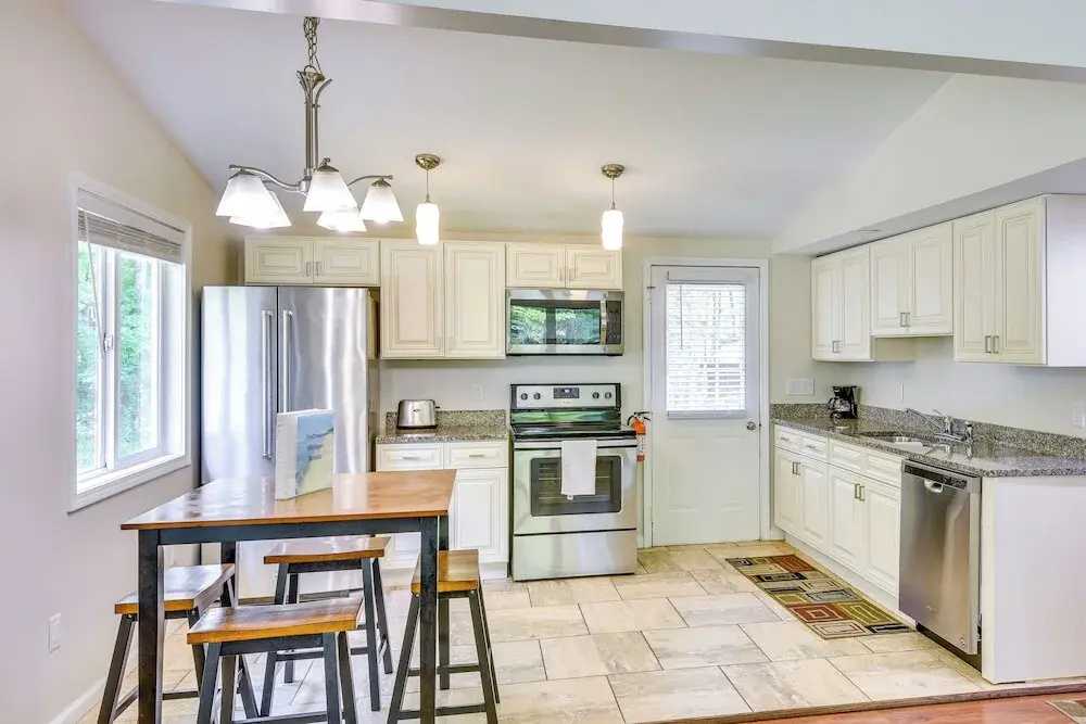 2 Mi to Warren Dunes: Sawyer Apartment w/ Deck!