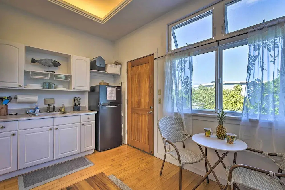 1 Mile to Magic Sands Beach: Kailua-kona Cottage