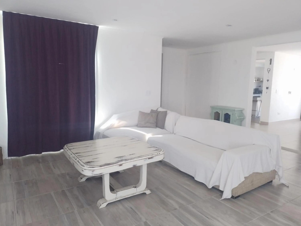 Casa Amplia, Luminosa con Parrilla!