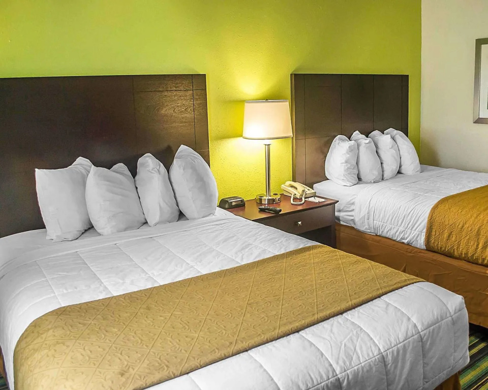 Cedar Stables Inn & Suites