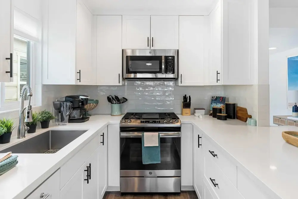 Steps to Sand! 2 Homes in 1 Sleeps 17, Outdoor Space, Walk to Shops & Dining