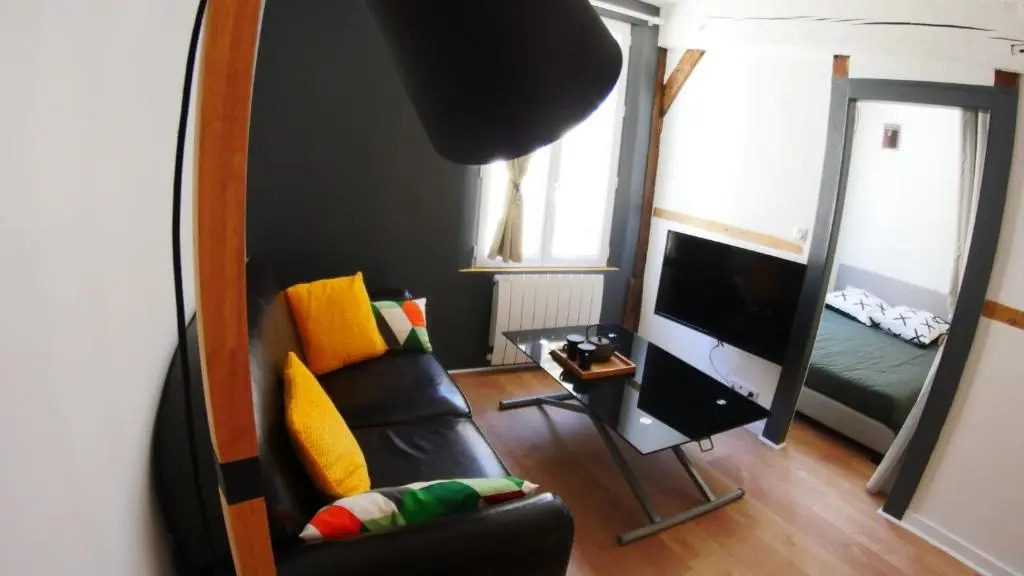 Coeur de ville, joli 2 pieces au 1er étage, Wifi !