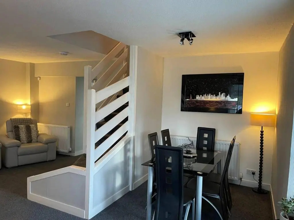 3 Bed Cottage -Sleeps 5-Pets-HotTub-Bar-Smoking