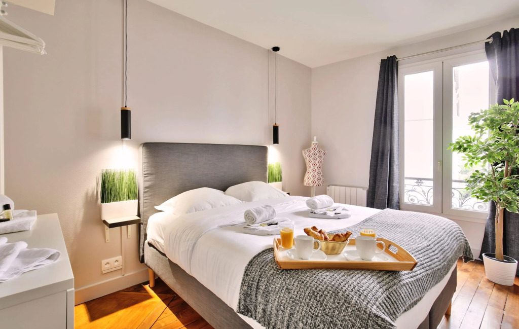 B 832  - Buttes Chaumont - Spacieux appartement