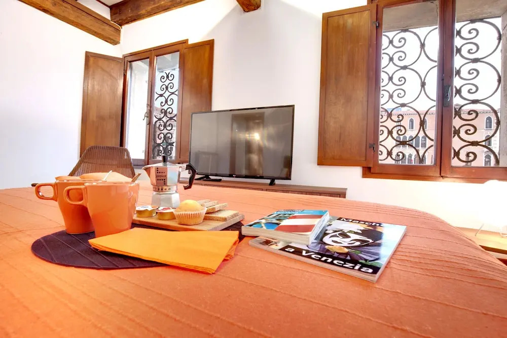 Venice Apartment overlooking Grand Canal
