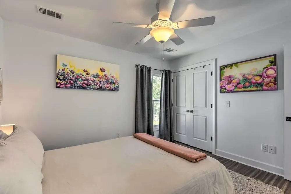 Updated Savannah Apartment - Walk to Forsyth Park!