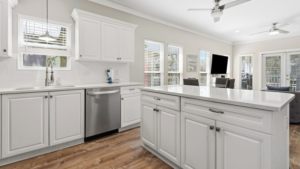 Seacrest 3BR Cottage at Camp Creek Pool, Hot tub & Beach Nearby!
