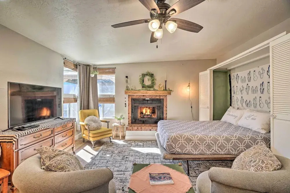 Williams Studio on Famous Route 66 With Fireplace!