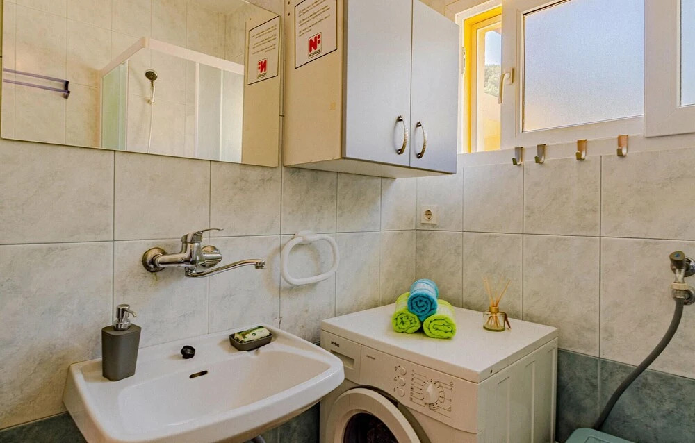 Nice Apartment in Prigradica With 3 Bedrooms and Wifi