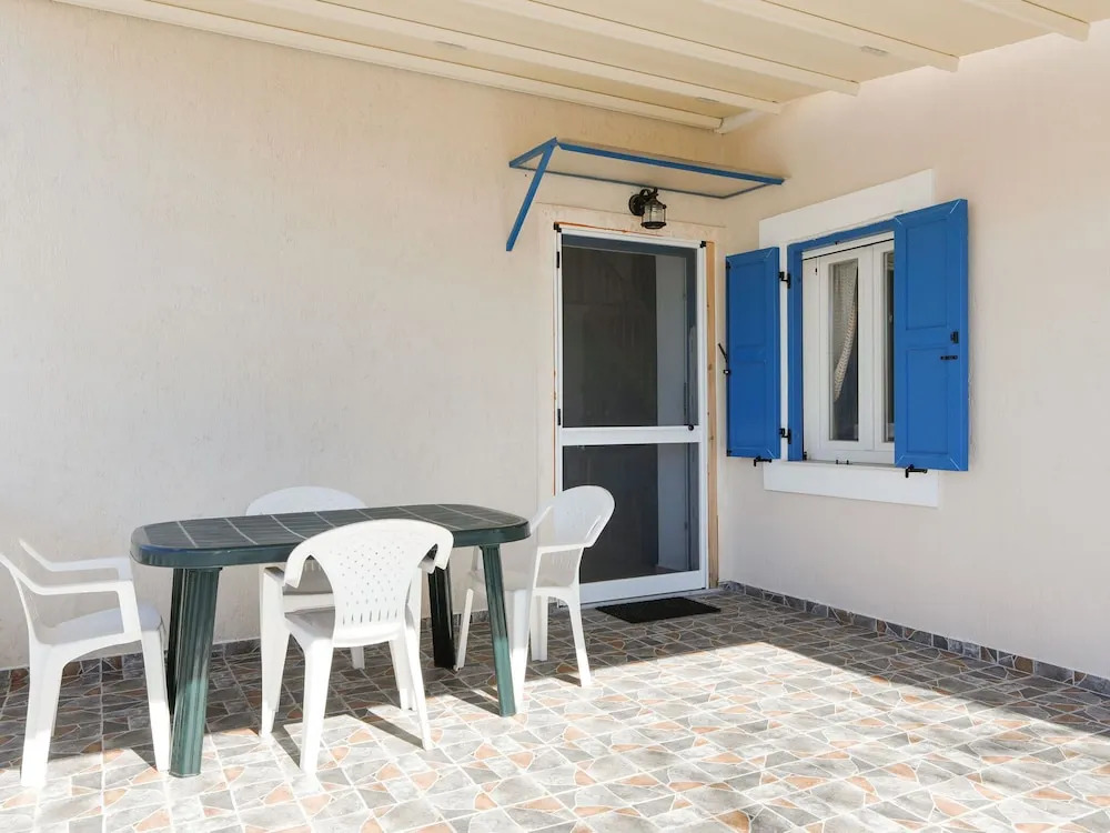 Simplistic Holiday Home in Oinousses with Balcony