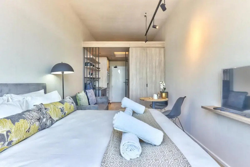 Upmarket East City Apartment w views