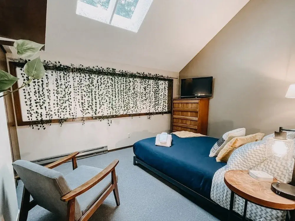 73sw - Wood Fireplace - Wifi - Views - Sleeps 6 2 Bedroom Home by Redawning