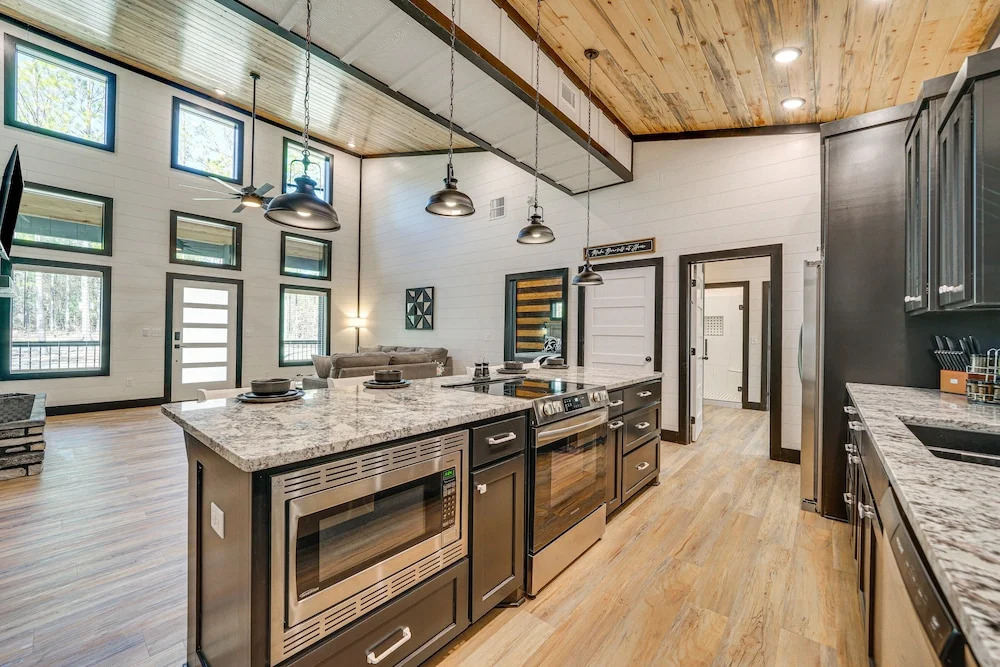 Near New Casino: Broken Bow Cabin w/ Hot Tub