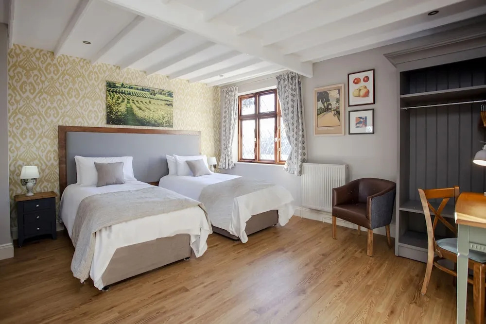 Woodborough Inn