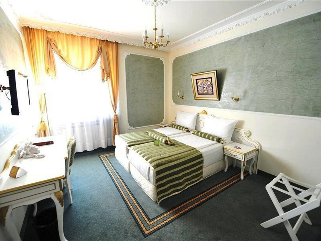 Queens Astoria Design Hotel