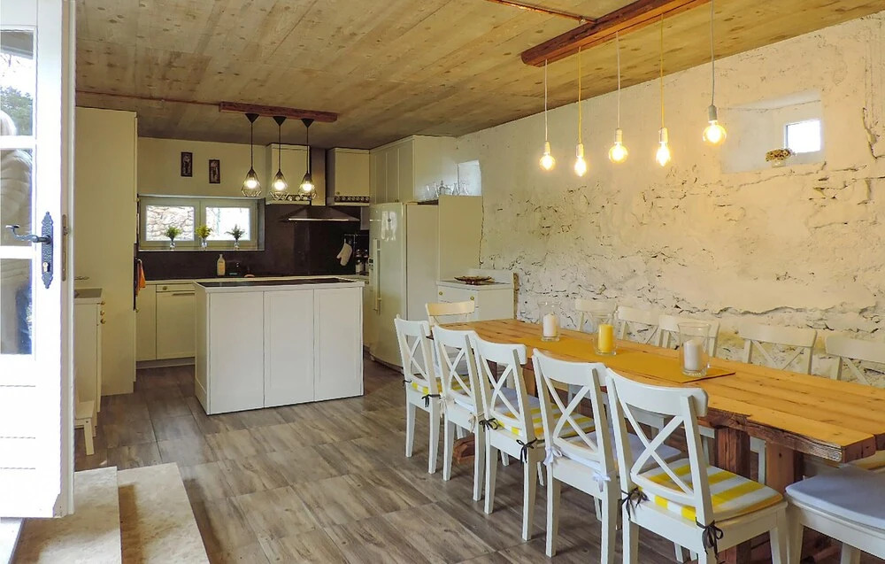 6 Bedroom Pet Friendly Home In Labin