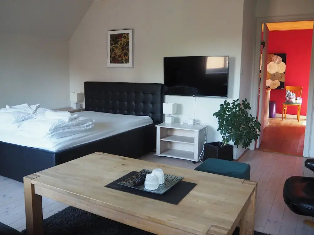 Lovely Town Apartment - Sleeps 5, Parking & Garden