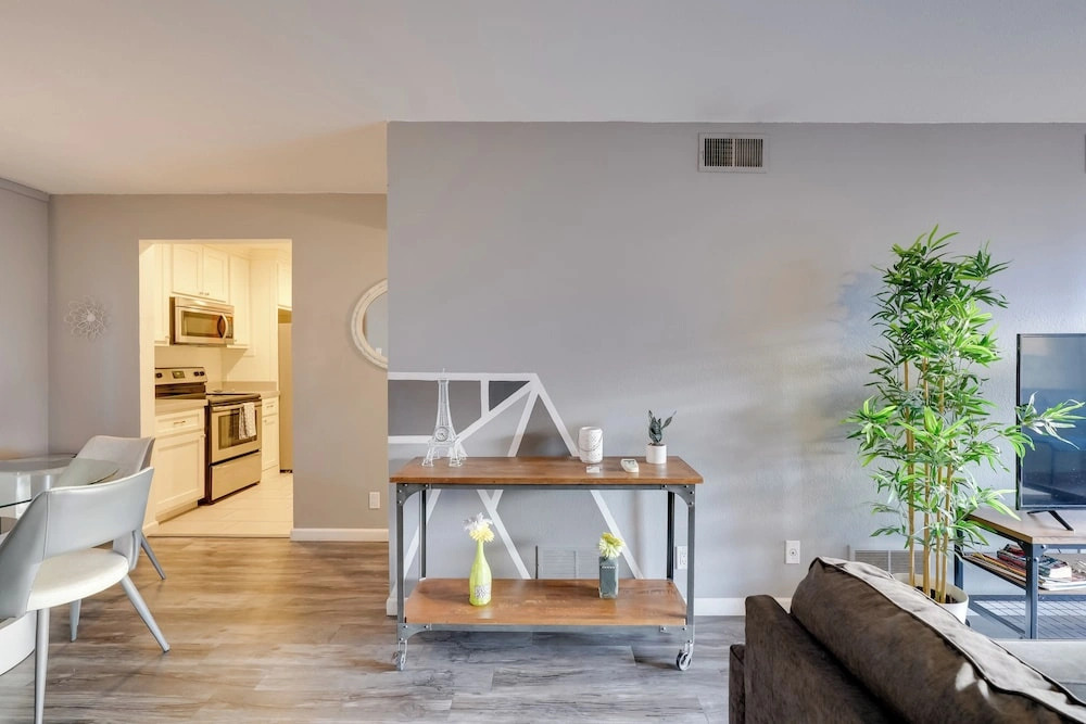 Fully Renovated! Walkable Old Town Condo