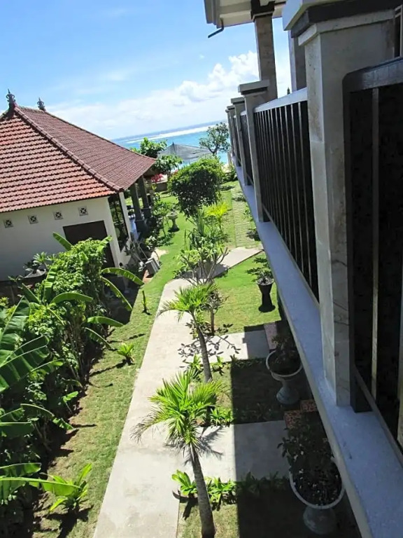 Yogi Beach Bungalow & Restaurant Lembongan