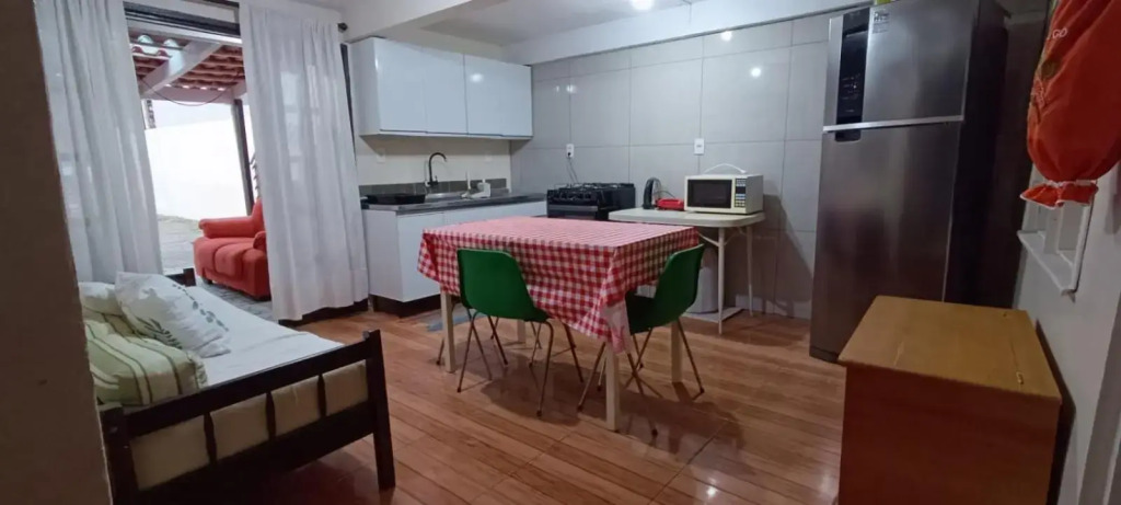 Apartamento térreo com ar condicionado bem localizado