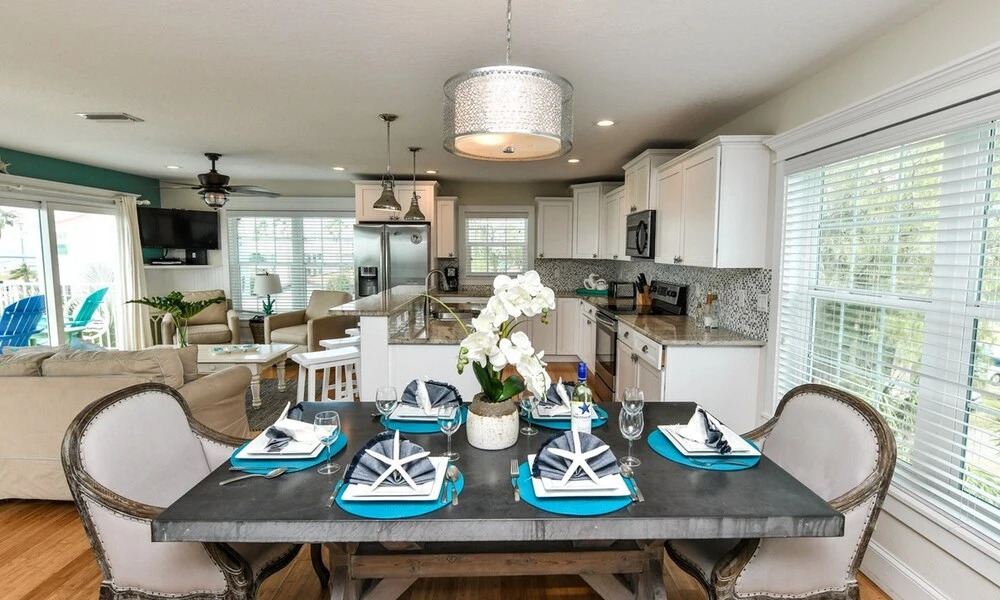 Walk to Bradenton Beach: Gulf-view Home w/ Lanai