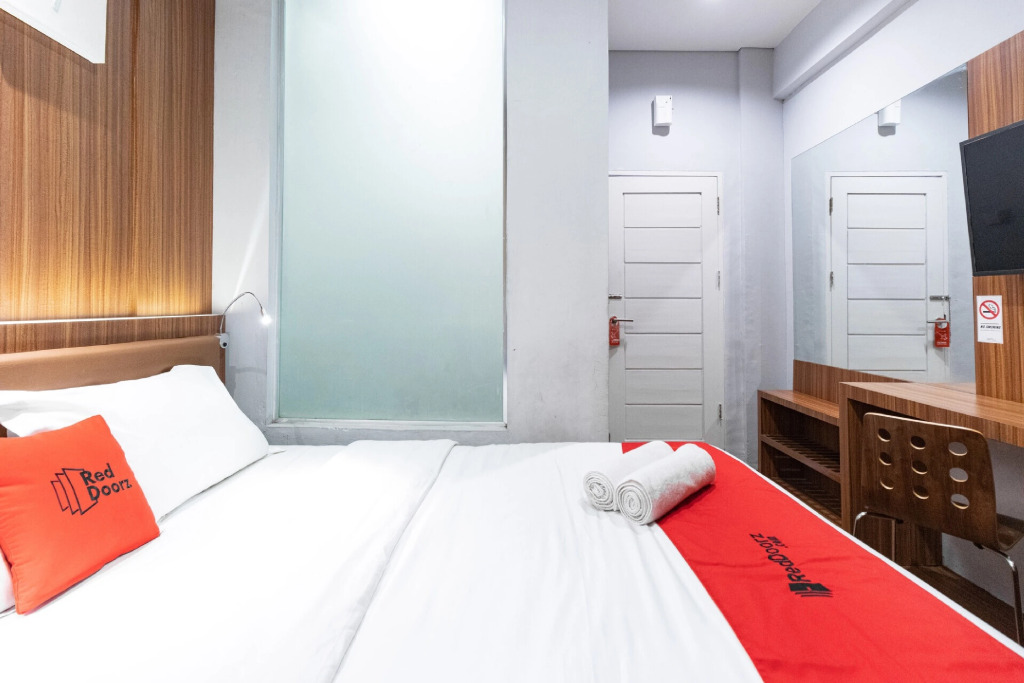RedDoorz Premium near Centre Point Mall Medan
