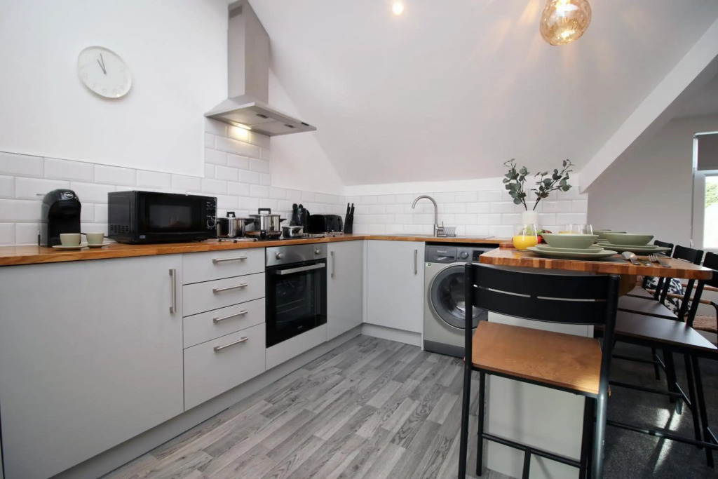 Affinity Serviced Apartments, 5 mins drive to City Centre, Free Parking, WiFi - by Stay South Wales