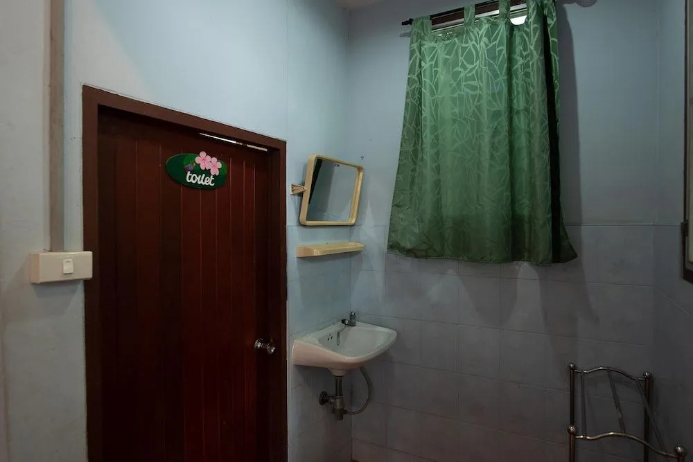 OYO 402 Raknatee Resort