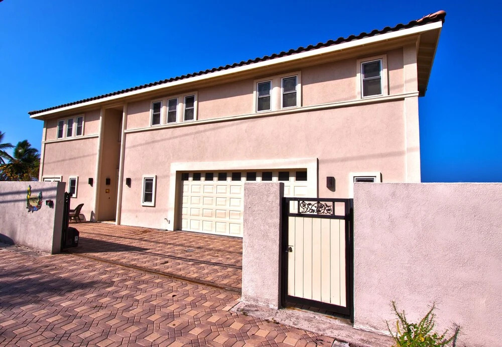 Hale Honu Oceanfront by RedAwning