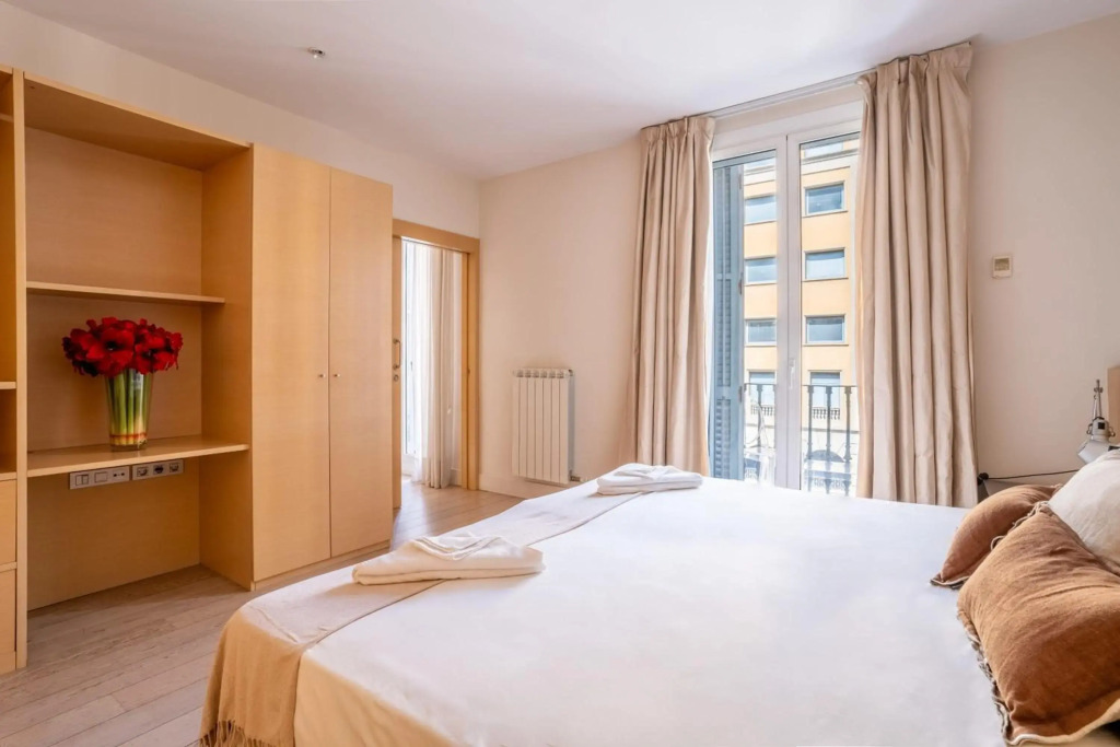 Classy 3bed 3bath apartment in Eixample