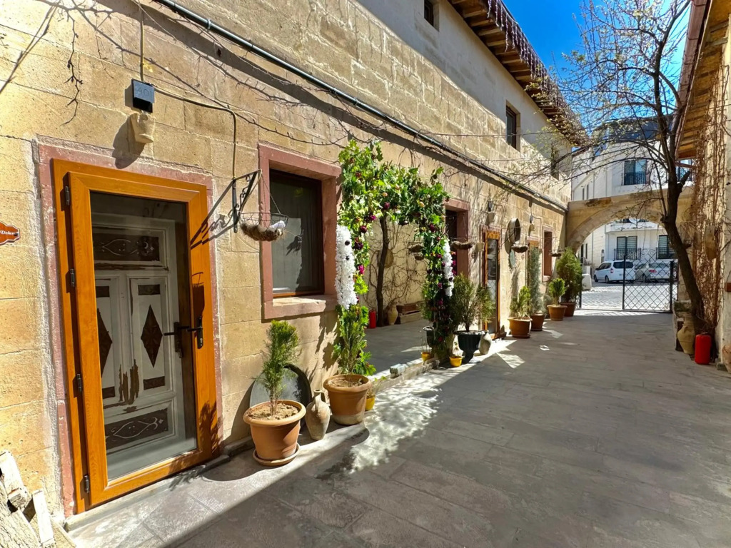 THE RED HORSE HOTEL