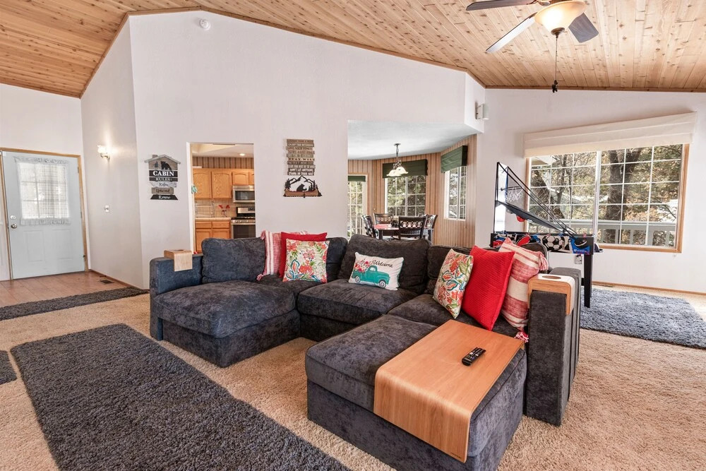 Peniche's Cabin -free Ski/snowboard Rental! -3br/2ba/foosball/wifi/smart Tvs/fenced Yard 3 Bedroom Home