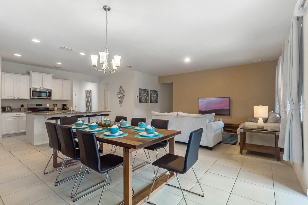 5 Bedrooms 4 Bathrooms Solterra 5272 Oa