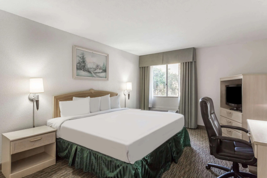 The Grand Inn Peoria