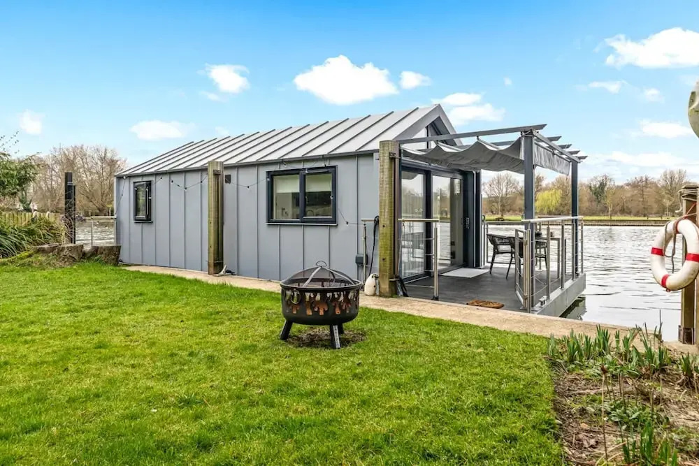 Ondine Houseboat on the Thames - From 160 Per Night