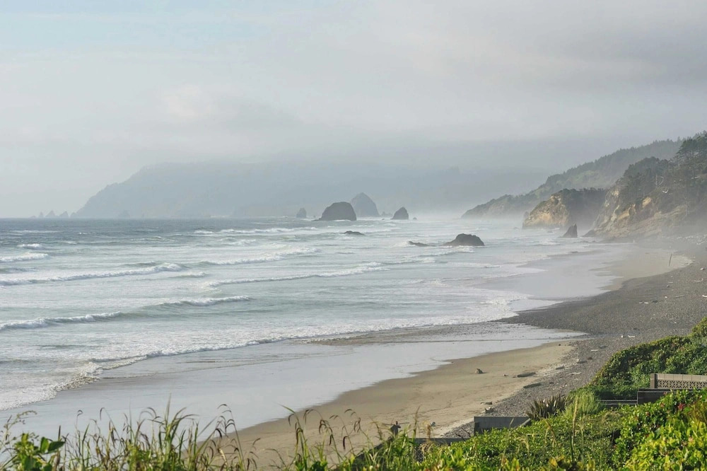 Arch Cape Escape by Avantstay Sensational Clift Top Home w/ Pacific Ocean Views