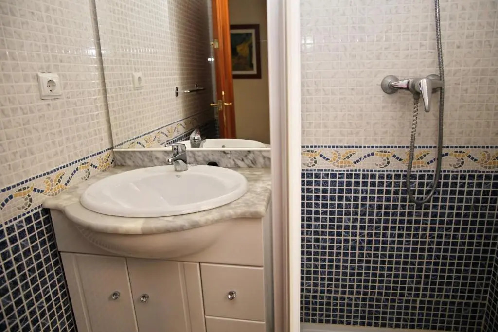 AT130 Casa con piscina privada, aire acondicionado y garaje