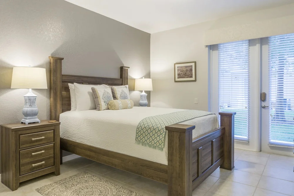 Casa Nova Deluxe Townhome 3 Bedroom Townhouse by RedAwning