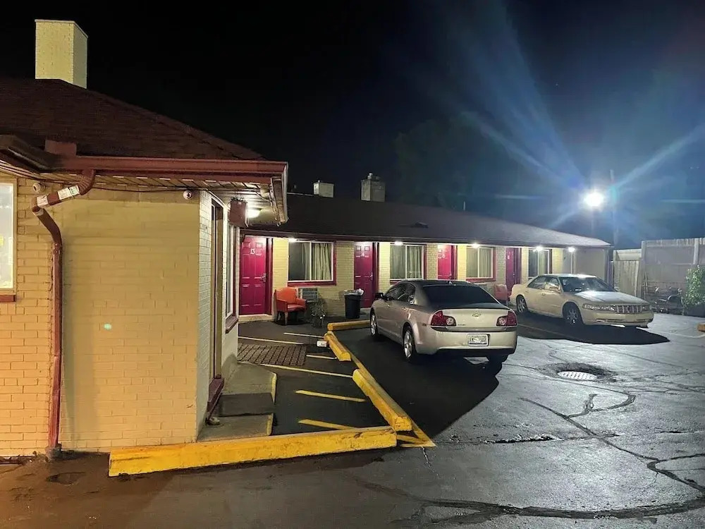 Deluxe Inn Motel