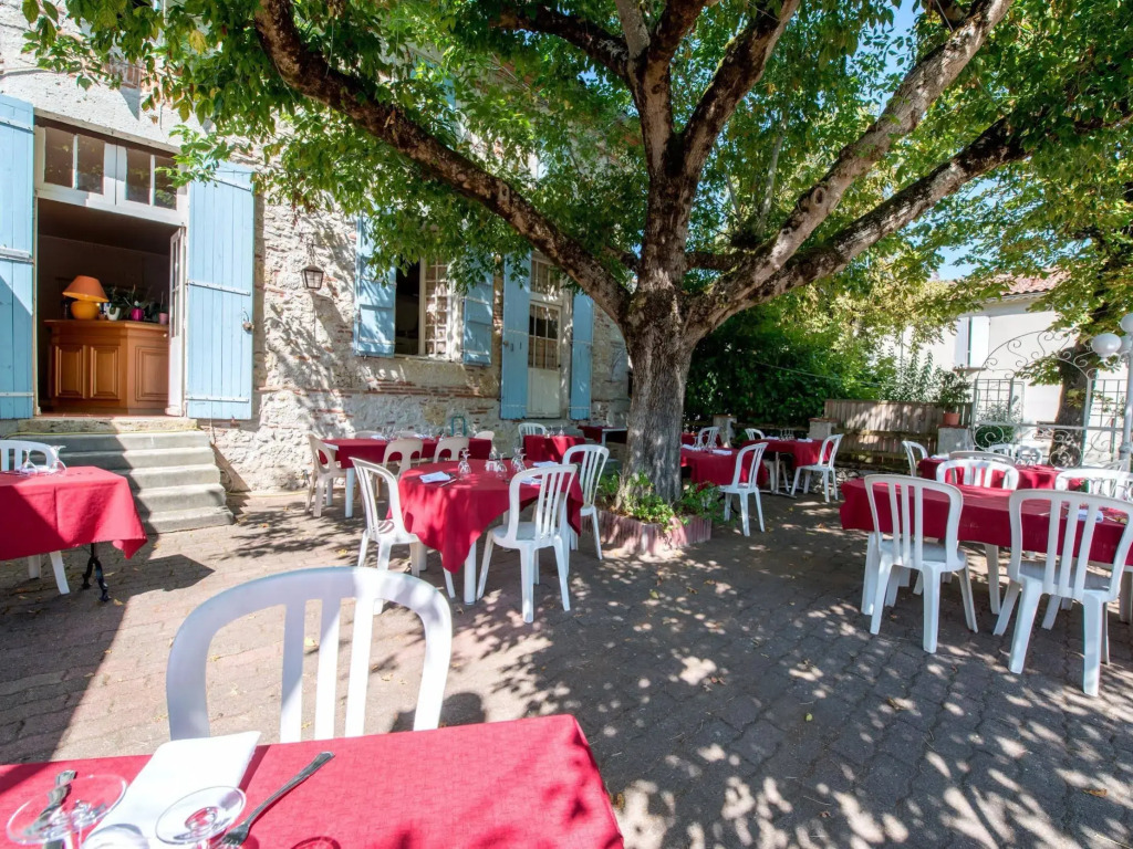 Logis Hotels - La Table dAntan - Hôtel 2 étoiles et Restaurant